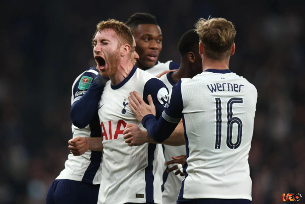 Cầu thủ Tottenham ăn mừng sau khi ghi bàn thắng. | Keolive247