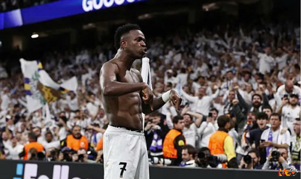 Vinicius cởi áo mừng bàn cho Real trước Dortmund trên sân Bernabeu, thành phố Madrid, Tây Ban Nha | Keolive247