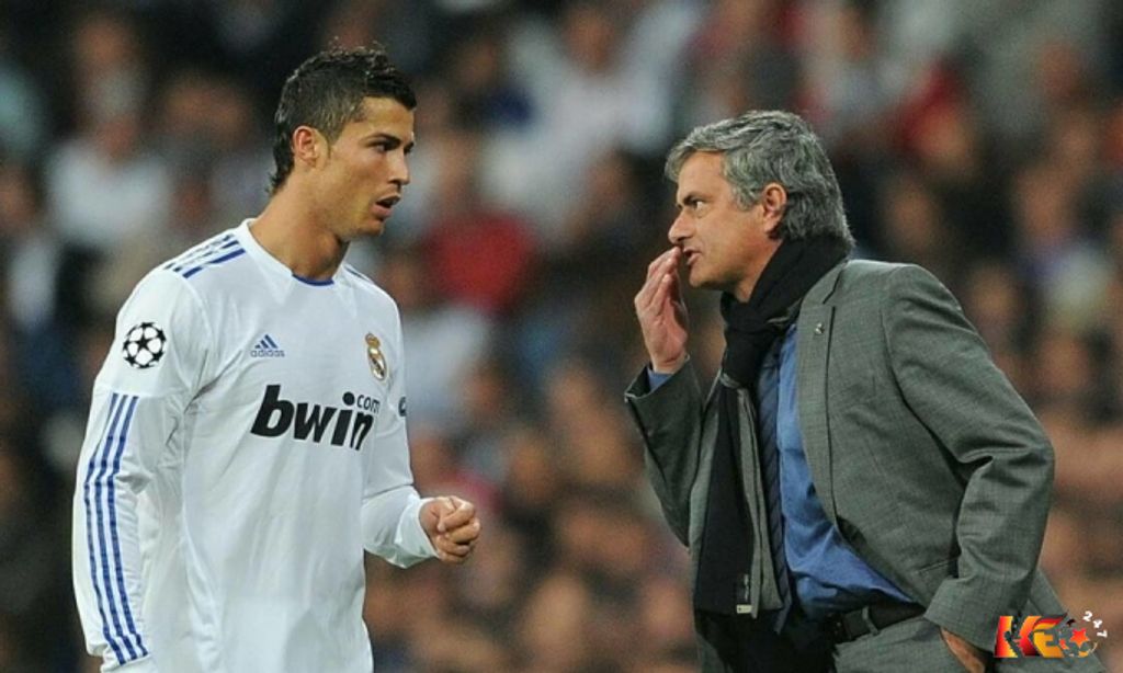 HLV Jose Mourinho chỉ đạo Cristiano Ronaldo khi còn cùng phụng sự Real Madrid.  | Keolive247