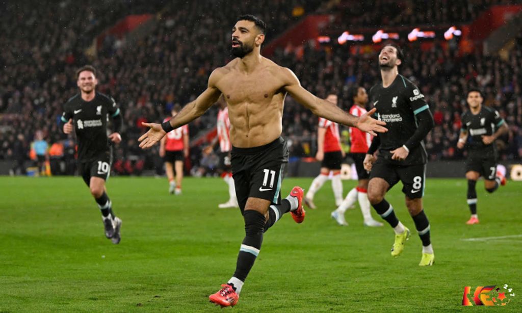 Mohamed Salah cởi áo mừng bàn ấn định thắng lợi 3-2 cho Liverpool. | Keolive247