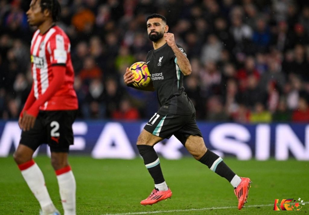 Mohamed Salah mừng bàn trong trận Liverpool thắng Southampton 3-2 ở vòng 12 Ngoại hạng Anh. | Keolive247