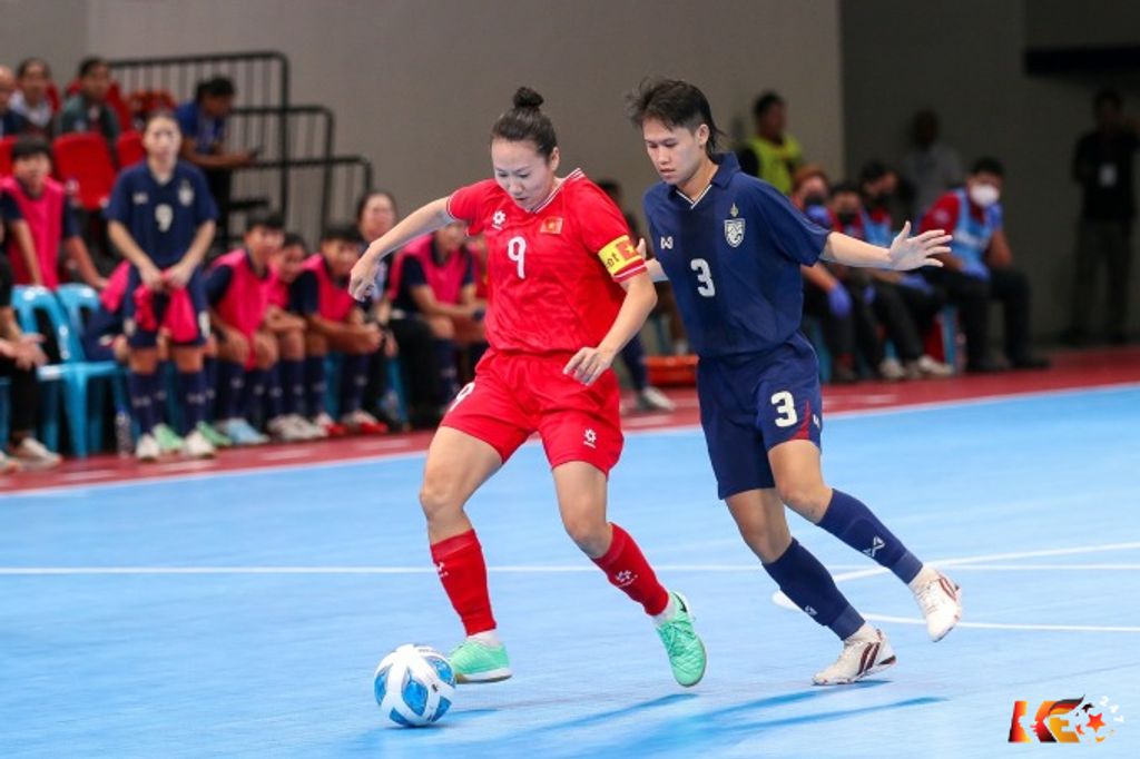 Trịnh Nguyễn Thanh Hằng (áo đỏ) giành giải cầu thủ hay nhất futsal AFF Cup nữ 2024.  | Keolive247