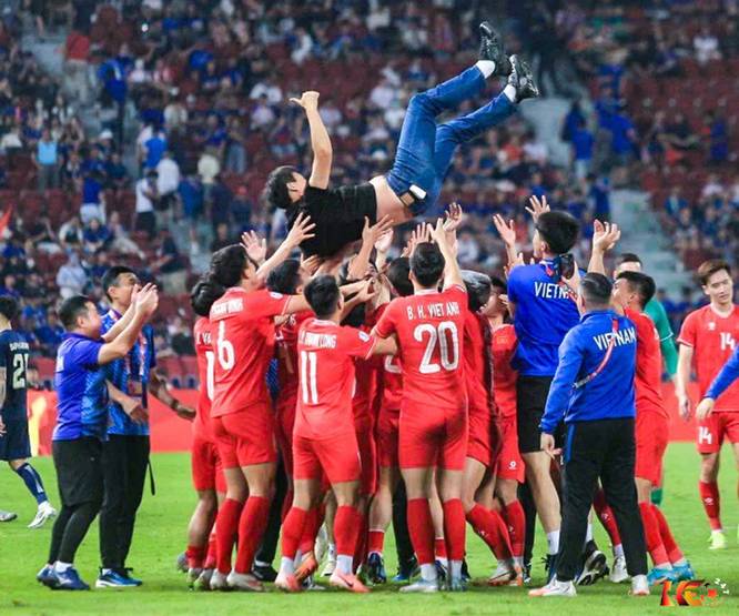 HLV Kim Sang Sik được các học trò công kênh trong màn ăn mừng chức vô địch AFF Cup 2024 | Keolive247